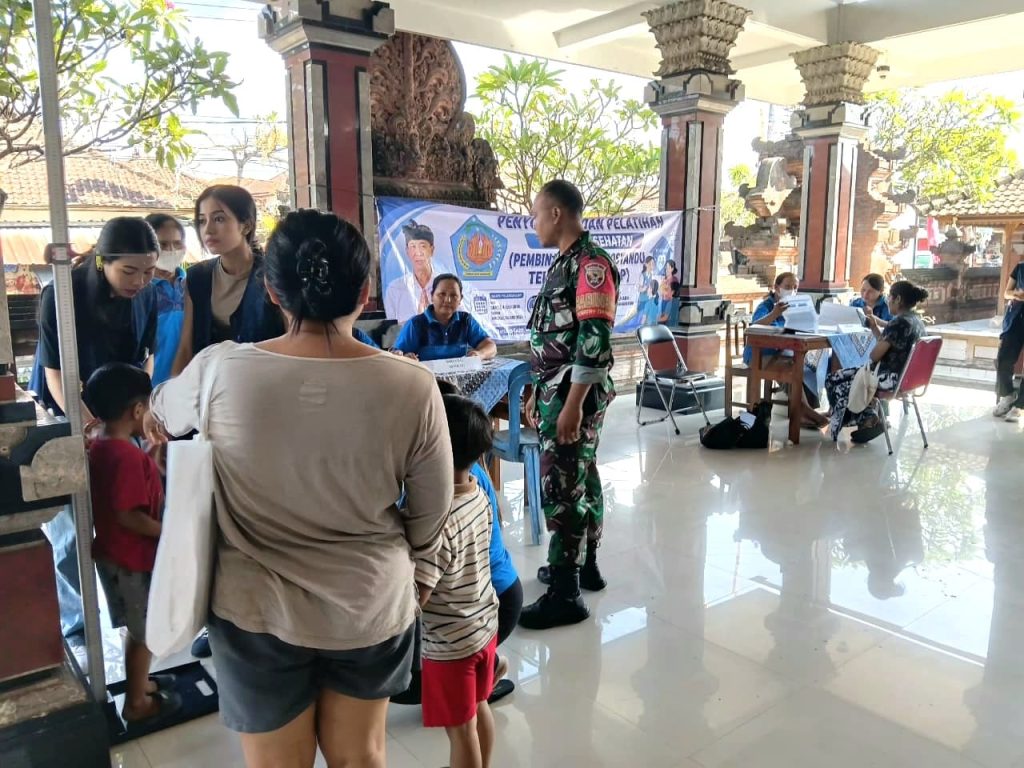 Wujud Kedekatan TNI dengan Rakyat, Babinsa Pantau Langsung Posyandu di Penatih Dangin Puri