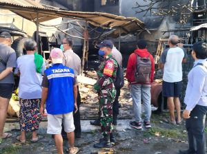 Cegah Kerugian Lebih Besar, Babinsa Amankan Lokasi Kebakaran di Kelurahan Panjer