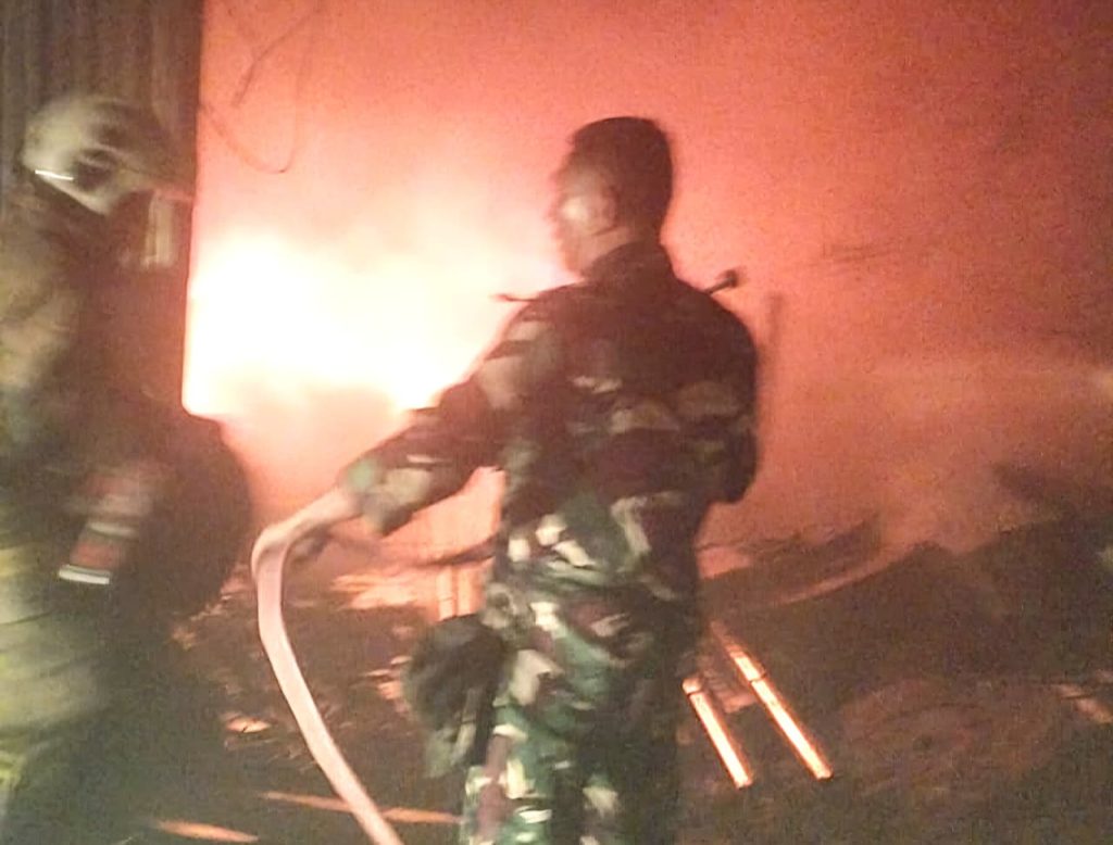 Api Melalap Gudang di Cemagi, Babinsa dan Warga Kompak Bantu Padamkan Kobaran Sebelum PMK Tiba