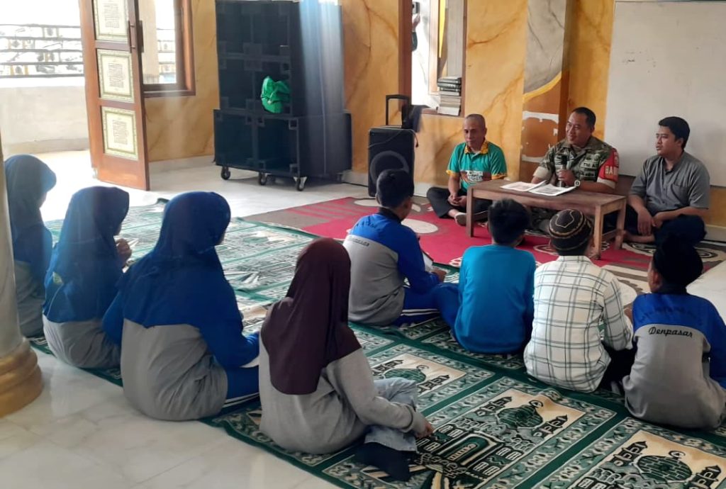 Perkuat Rasa Cinta Tanah Air, Babinsa Pemogan Isi Pembekalan Wawasan Kebangsaan di MTS Istana Hati