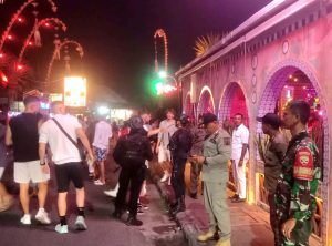 Babinsa: Patroli Tengah Malam Pantai Batu Bolong Hingga Canggu, Berikan Rasa Aman Bagi Warga dan Wisatawan