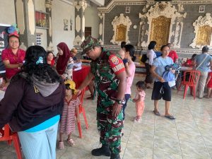 Dukungan Babinsa, Posyandu Banjar Benbiu Hadirkan Pemeriksaan Lengkap dan PMT