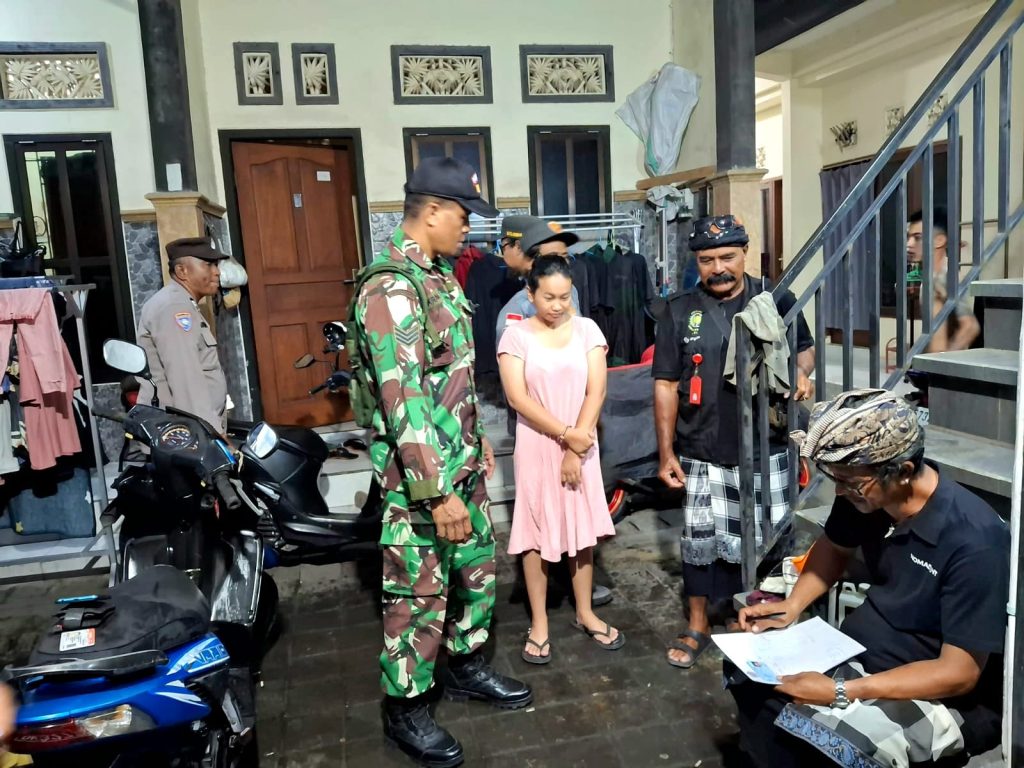 Jaga Kamtibmas Kondusif, Babinsa dan Unsur Terkait Lakukan Pendataan Pendatang di Sanur