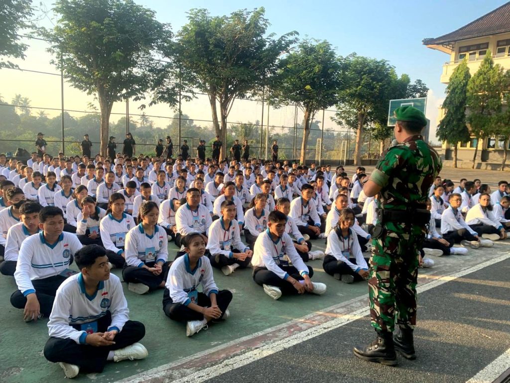 Melalui Gerakan PBB, Kodim 1611/Badung Bentuk Karakter dan Disiplin Siswa Kelas X SMAN 8 Denpasar