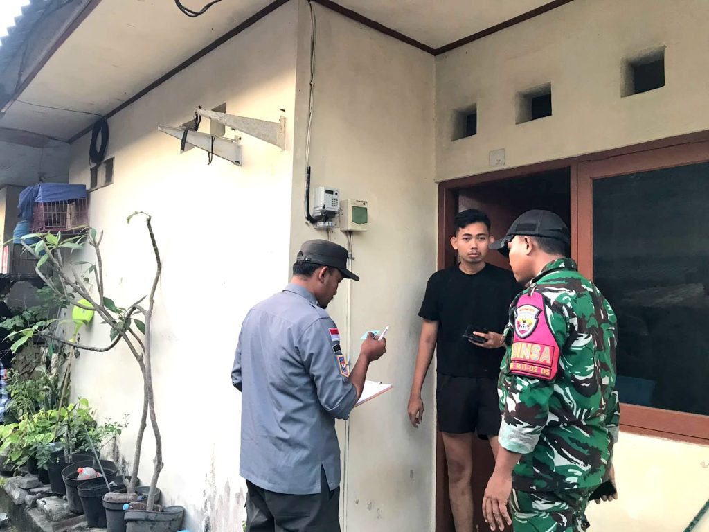 Tertibkan Administrasi, Babinsa Kelurahan Pedungan Sidak Penduduk Non Permanen di Densel