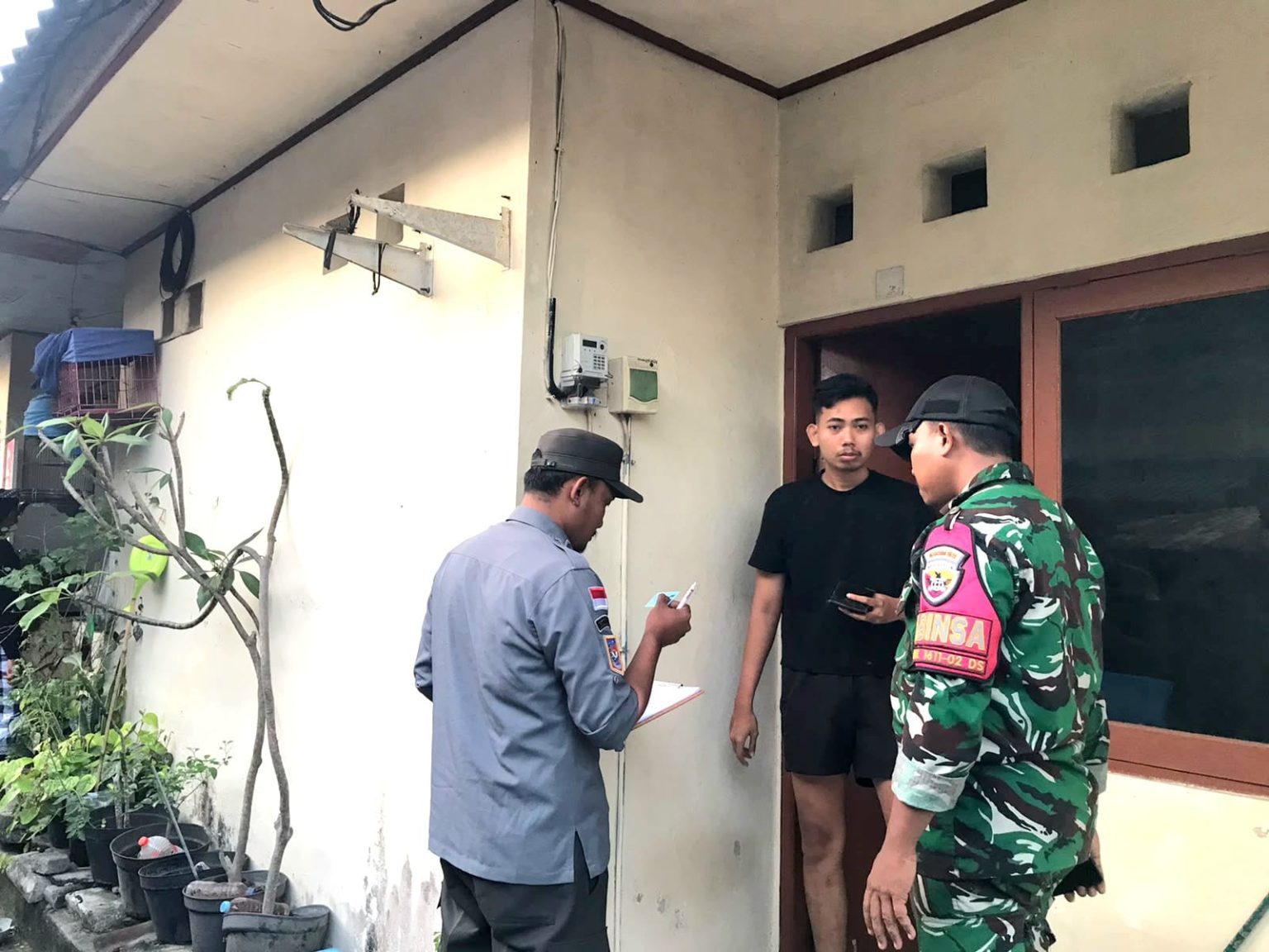 Tertibkan Administrasi, Babinsa Kelurahan Pedungan Sidak Penduduk Non Permanen di Densel