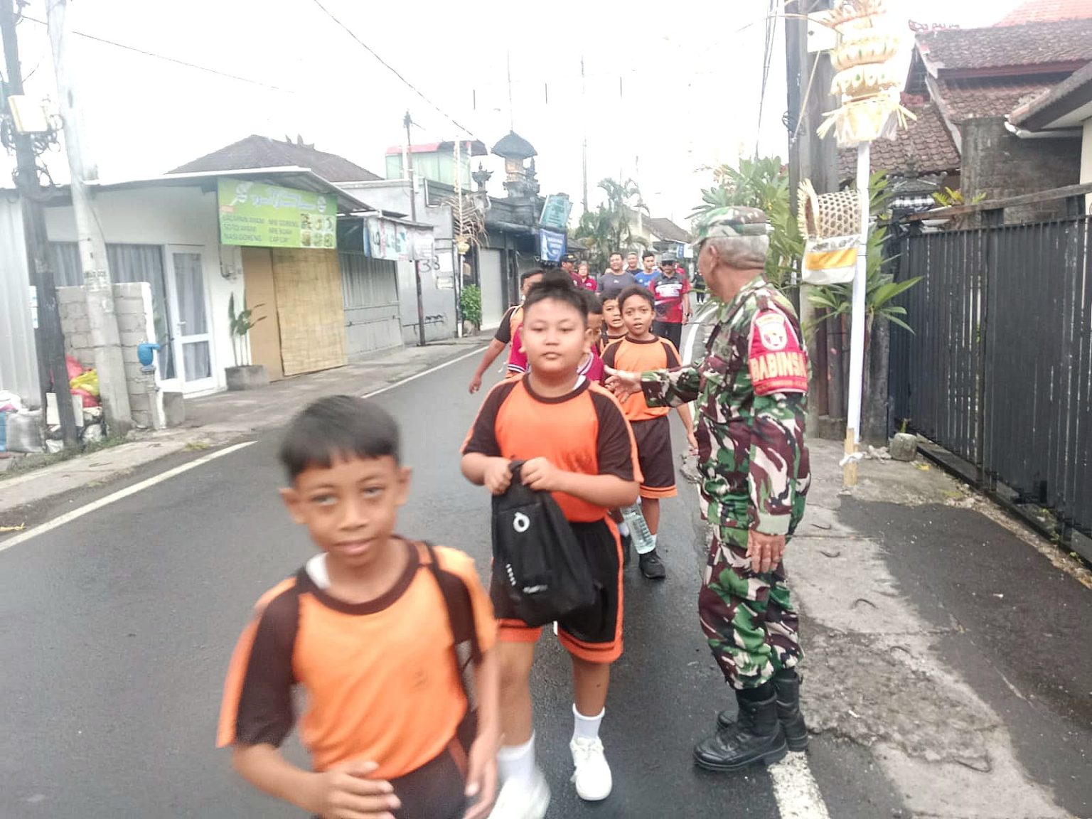 Sinergitas Wujudkan Keamanan, Babinsa Hadiri Jalan Santai HUT ke-47 SDN 9 Padangsambian