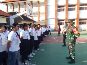 Lewat PBB di MPLS, Babinsa Perkuat Karakter dan Kebersamaan Siswa SMPN 16 Denpasar