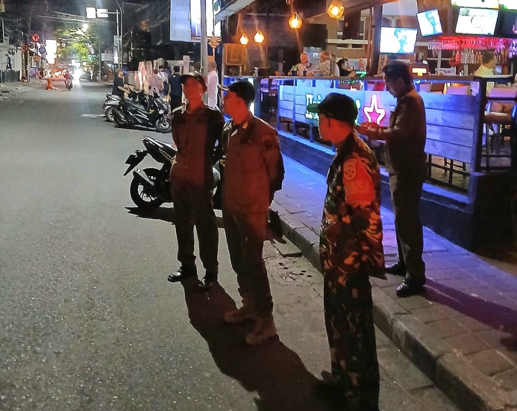 Cegah Gangguan Kamtibmas, Babinsa dan Satpol PP Badung Gelar Patroli Malam Berkelanjutan