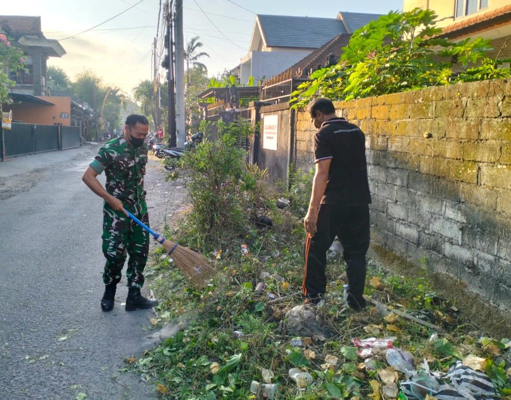 Wujudkan Lingkungan Sehat, Babinsa Ajak Warga Karya Bakti Bersihkan Selokan dan Sampah Plastik