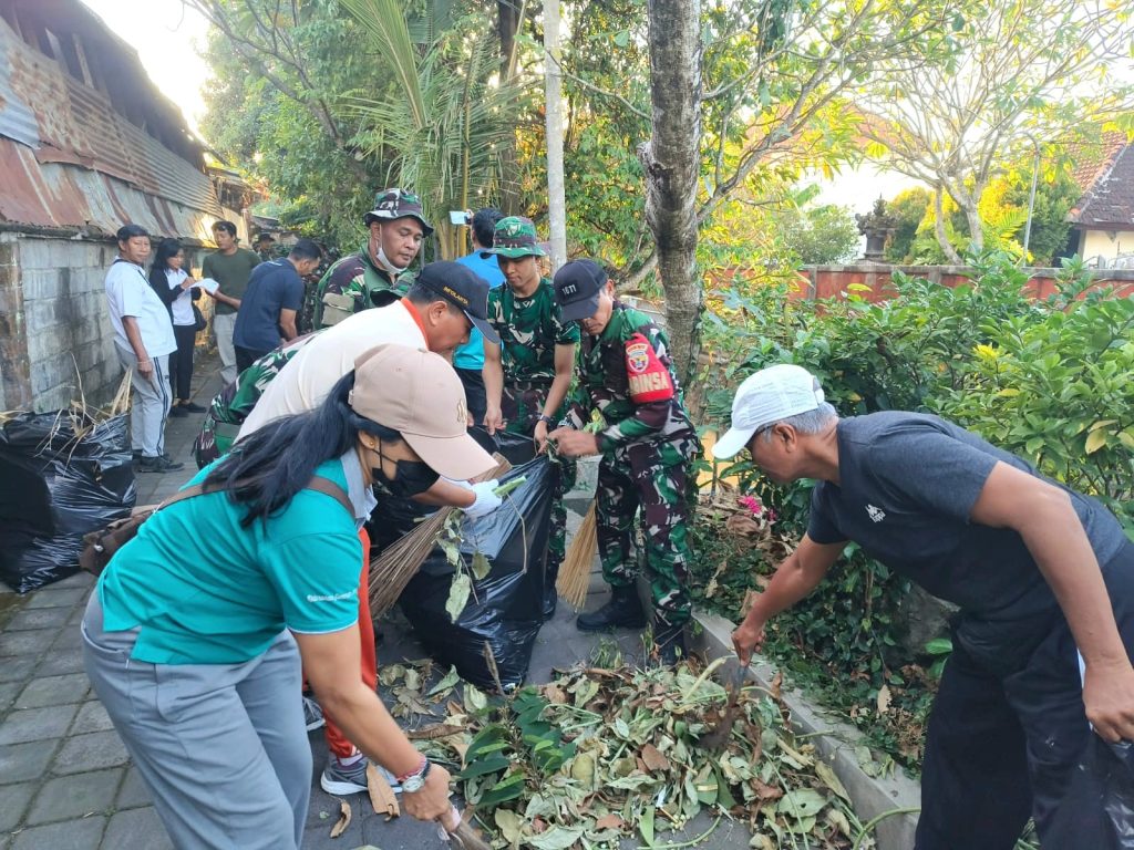 Wujudkan Lingkungan Asri, Personel Koramil 1611-01/Dentim Bersama Warga Bersihkan Tukad Campuh