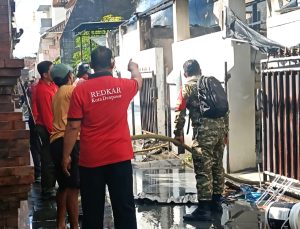 Kebakaran Melanda Rumah Kos-kosan di Banjar Sumuh, Respon Cepat Babinsa Tangani Kejadian