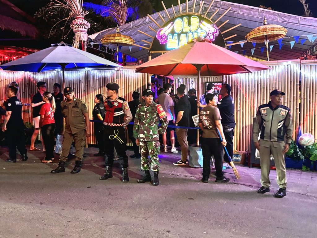 Wujudkan Rasa Nyaman Warga: Babinsa Patroli Gabungan di Malam Minggu Jaga Kamtibmas Kuta Utara
