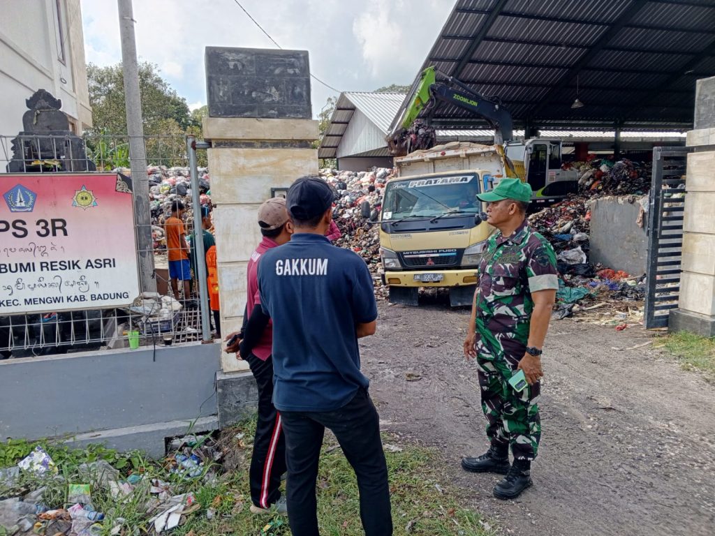 Jaga Lingkungan Kondusif, Danramil Mengwi Pastikan Alur Sampah TPS3R Sempidi ke Suwung dan Tabanan Berjalan Tertib