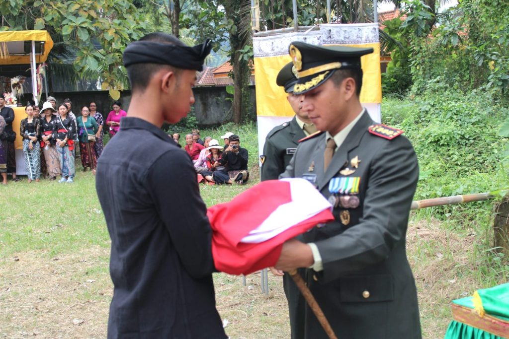 Penuh Khidmat dan Penghormatan, Kodim 1611/Badung Antarkan Perjalanan Terakhir Prajuritnya di Gianyar