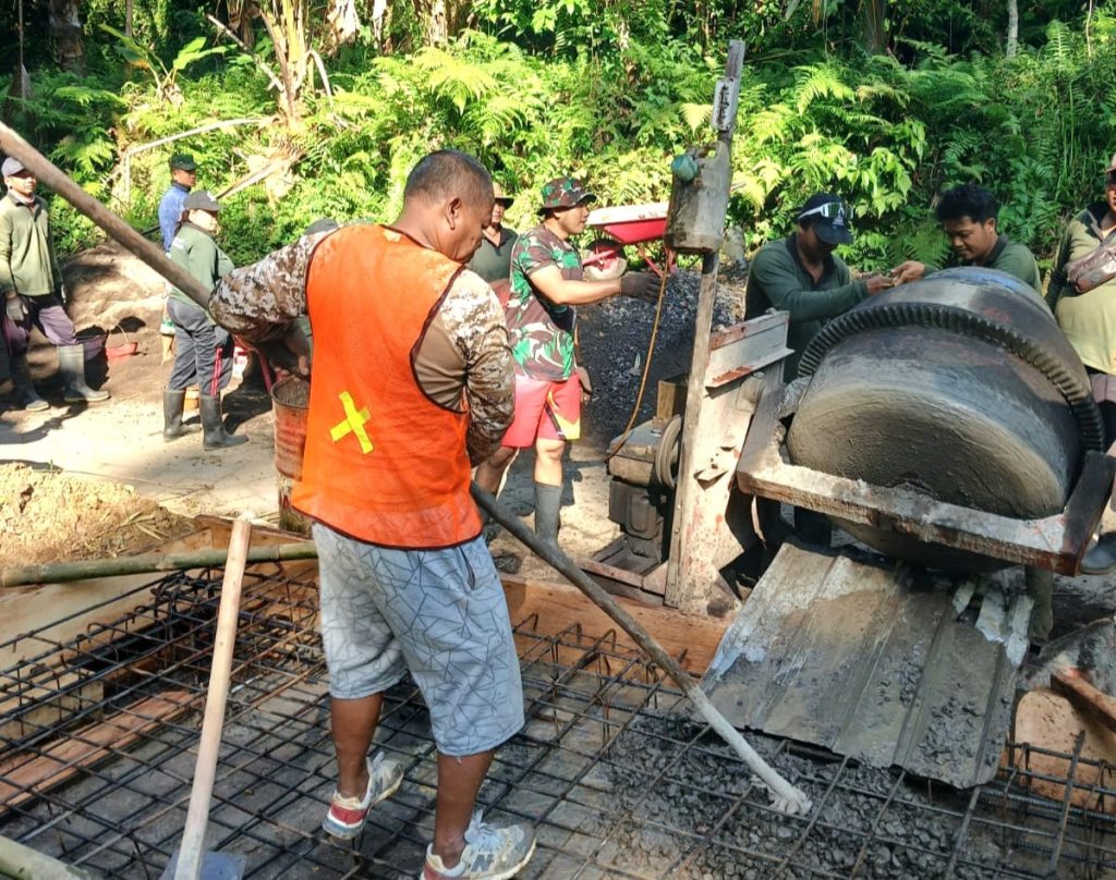 Dipimpin Danramil Petang, Personel Kodim 1611/Badung dan Warga Gotong Royong Bangun Jembatan Garuda