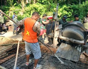 Dipimpin Danramil Petang, Personel Kodim 1611/Badung dan Warga Gotong Royong Bangun Jembatan Garuda