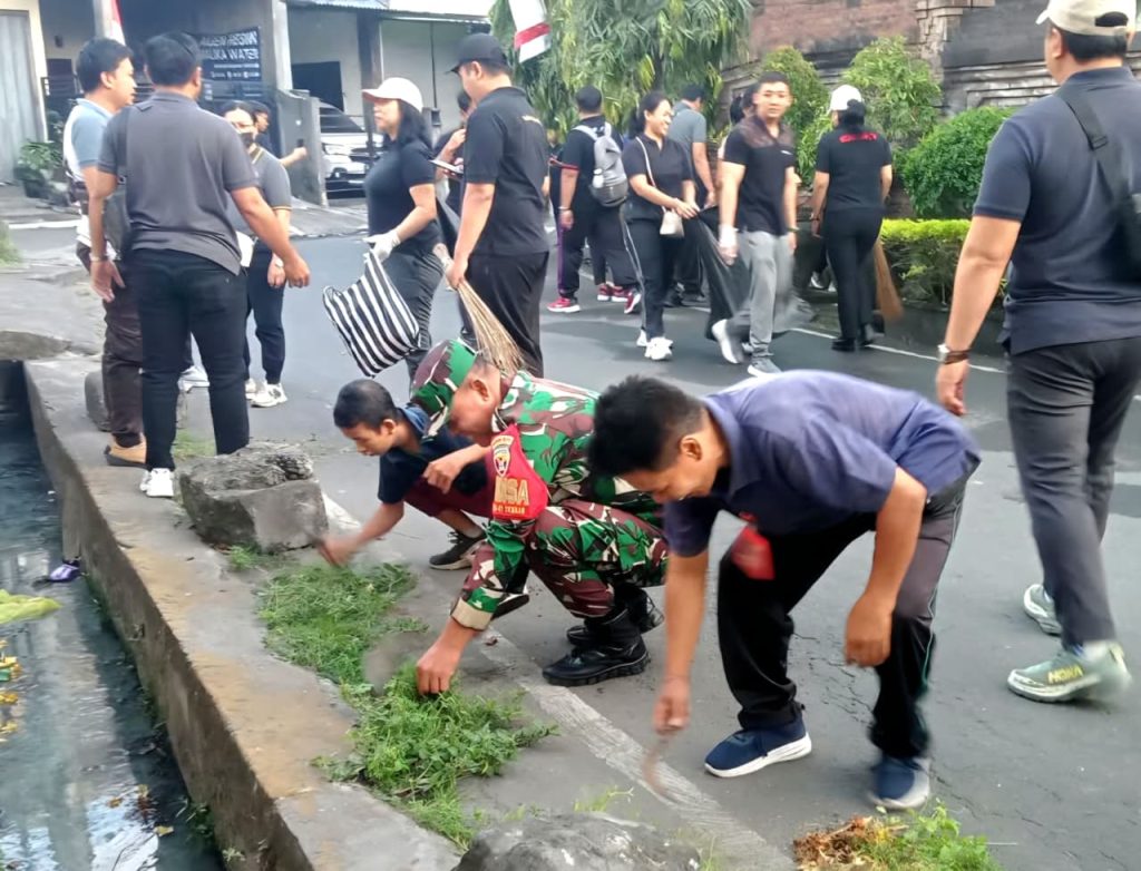 Ciptakan Lingkungan Asri dan Sehat, Babinsa Ajak Warga Tegal Harum Tanamkan Budaya Hidup Bersih