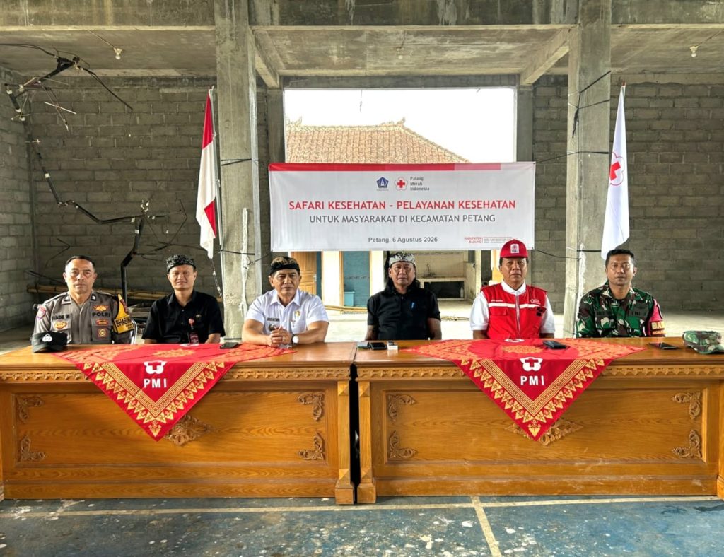 Sambut HUT PMI ke-81, Babinsa Dampingi Safari Kesehatan, Donor Darah dan Penyaluran Bantuan Sembako