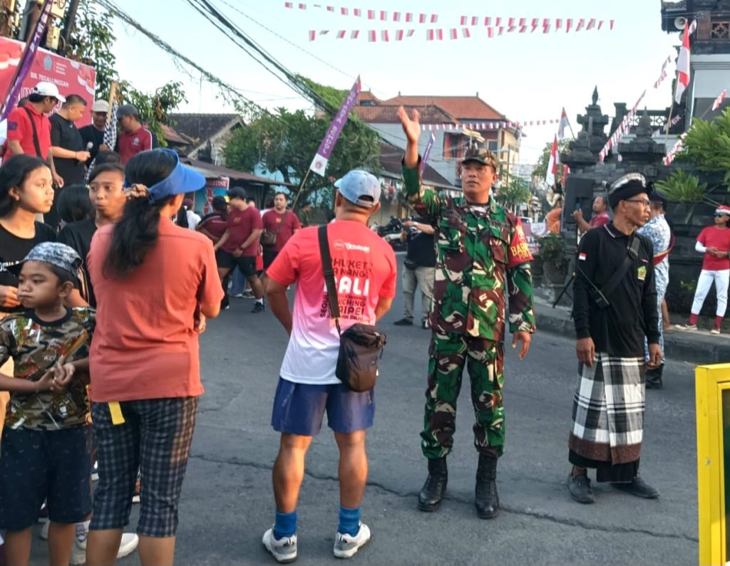 Babinsa Dampingi Ratusan Warga Gerak Jalan Santai, Semarak HUT RI ke-81 di Padangsambian Kaja