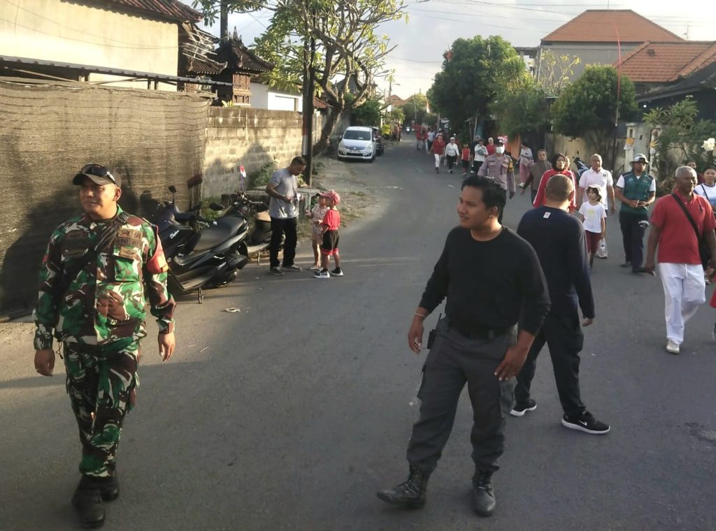 Sinergi Babinsa, Jamin Kelancaran Acara HUT RI di Serangan, Warga Perkuat Persatuan dan Cinta Tanah Air Melalui Jalan Sehat