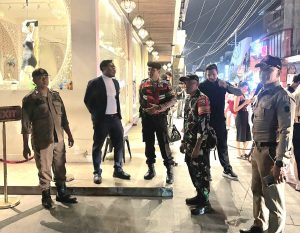 Minggu Dini Hari, Babinsa Serda Al Syahdan Pimpin Langkah Bersama Jaga Keamanan Kuta Utara