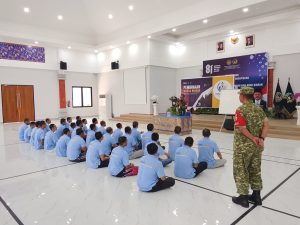Danramil 1611-07/Denbar Berbagi Wawasan Kebangsaan dan Latihan Baris Berbaris di Lapas Kerobokan
