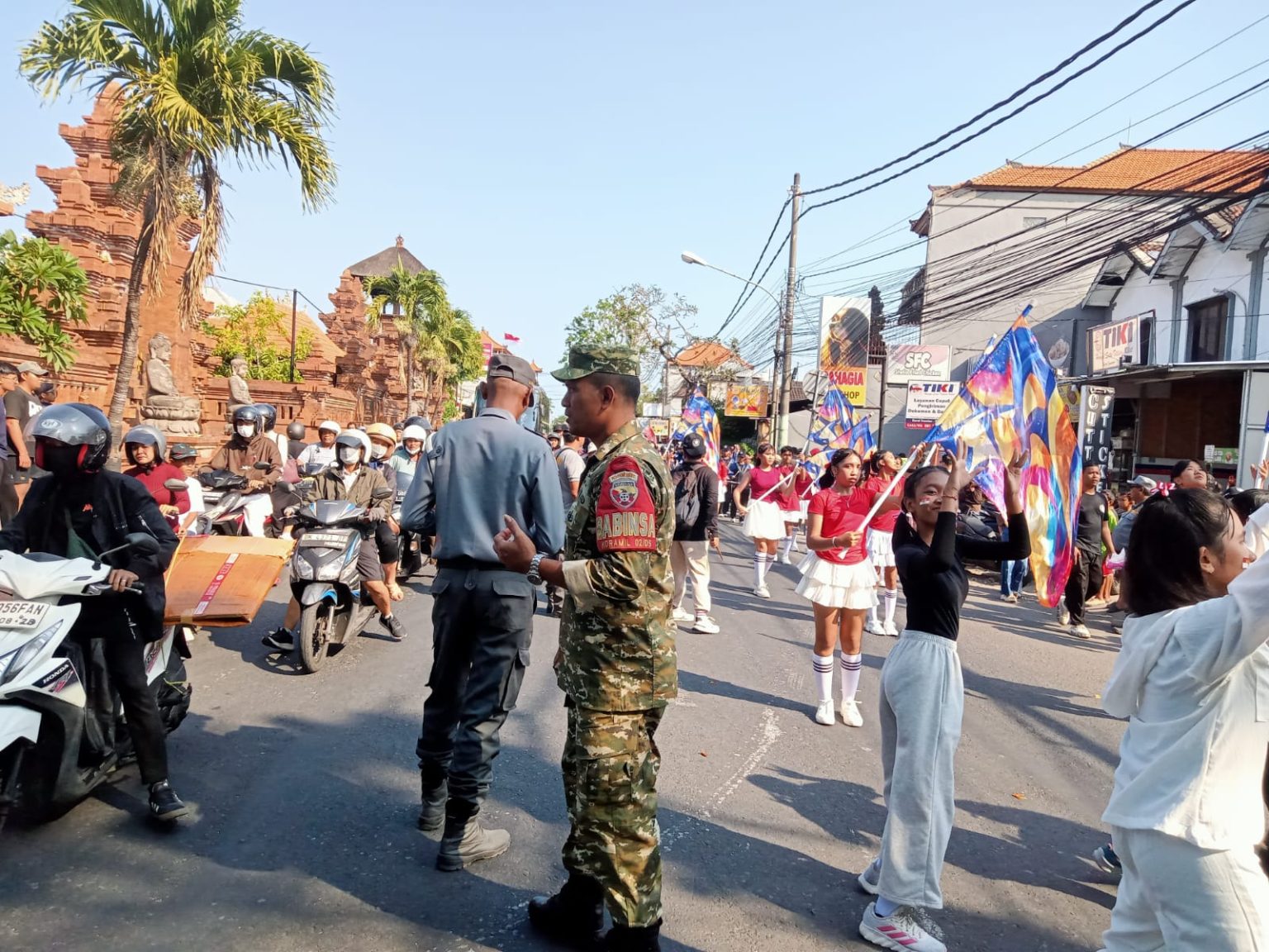 Babinsa Sesetan Amankan Pawai Kirab Merah Putih Sesetan Festival Peringati HUT RI ke-81