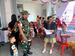 Layanan Kesehatan Gratis di Peguyangan Kaja: Babinsa Serka Daniel Turun Langsung Bantu Warga