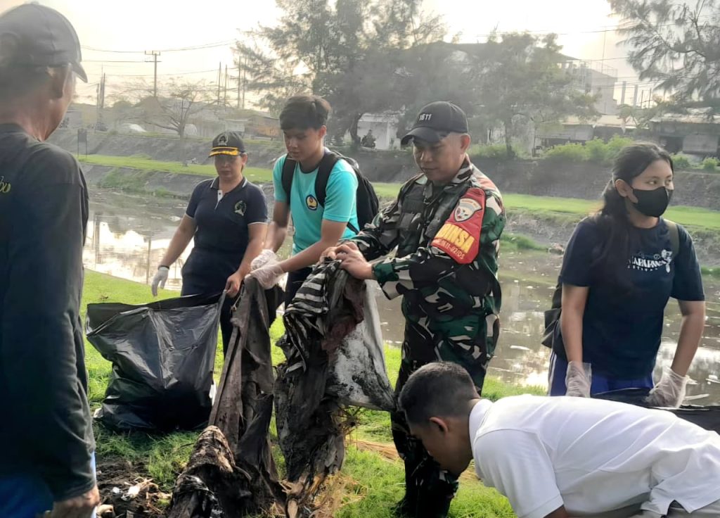 Wujud Cinta Lingkungan, Babinsa & Warga Bersihkan Bantaran Sungai Taman Pancing Secara Gotong Royong