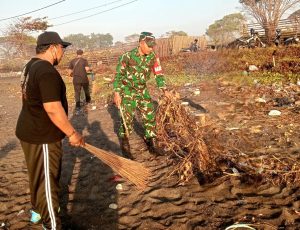 Jaga Lingkungan & Kebersamaan: Babinsa dan Ratusan Warga Bersihkan Jalur Pantai Padang Galak–Pura Campuhan