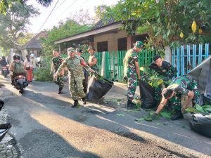 Karya Bakti TNI Satnonkowil, Babinsa: Jumat Bersih Jadi Kebiasaan Rutin Warga Desa Dauh Puri Klod