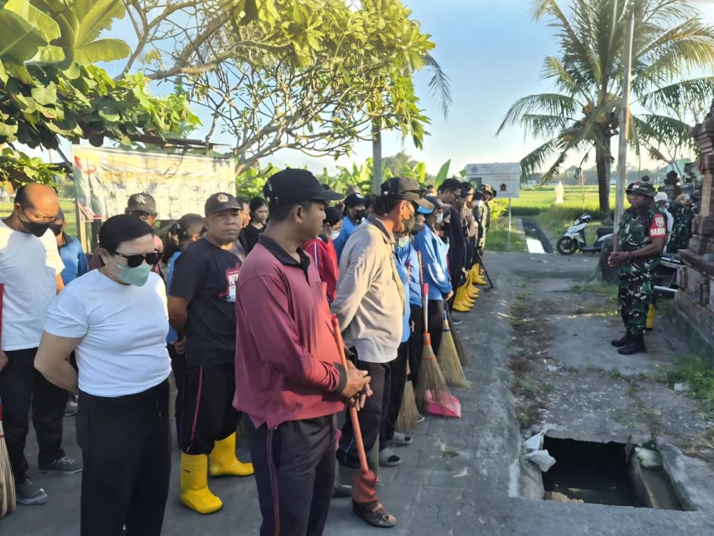 Babinsa Serka Daniel Yunias Ikut Perkuat Karya Bakti Satnonkowil, Bersihkan Saluran Irigasi dan Lingkungan