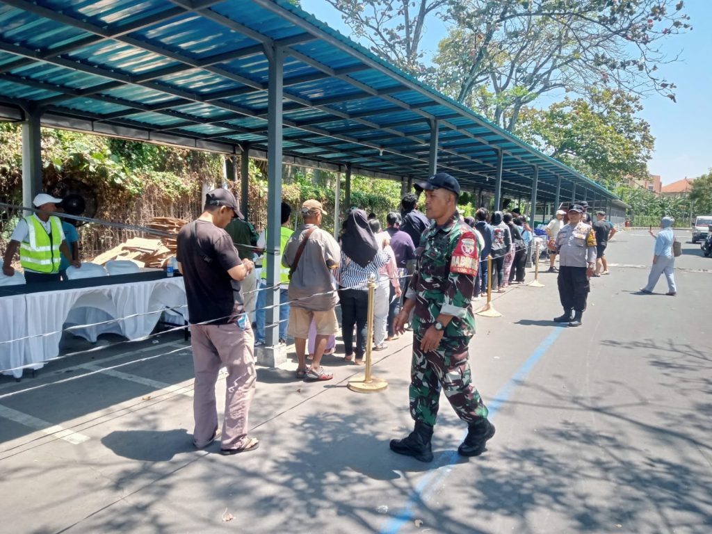 Serka Kadek Sukayasa Pantau Penyaluran Sembako: Kehadiran Babinsa Pastikan Ketertiban Warga