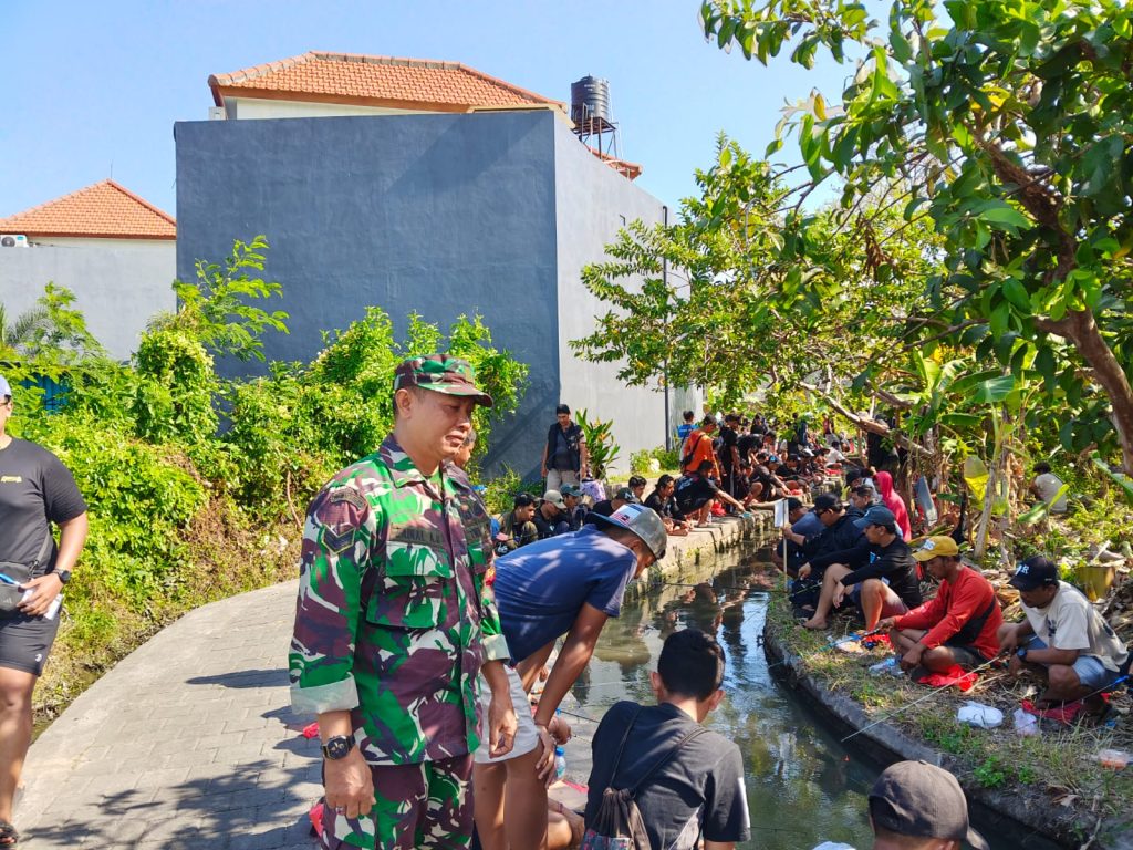 Babinsa Serka Zainal Arifin Hadir dan Dukung Lomba Mancing Lele di Banjar Binoh Kaja