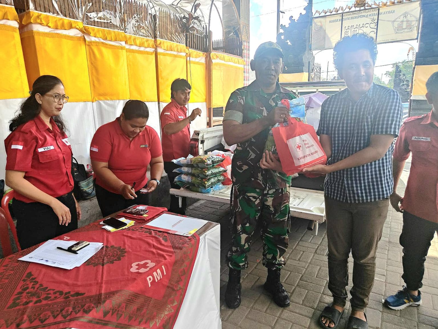 Sertu Reinnold Atensi dan Pantau Langsung Safari Kesehatan PMI di Kerobokan Kelod