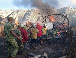Kebakaran Gudang Cat dan & Tempat Ibadah, Personel Koramil 1611-05/Abiansemal Gerak Cepat Bantu Pemadaman