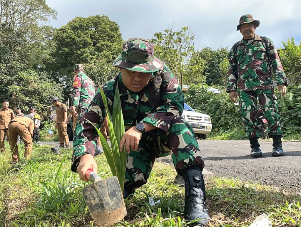 Wujud Cinta Lingkungan: Kasdim 1611/Badung Pimpin Penanaman Pohon Serentak di Pelaga