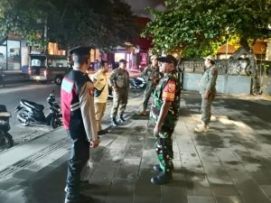 Pastikan Wilayah Kondusif, Babinsa Peltu Arkadius Lakukan Patroli Gabungan di Sejumlah Titik Rawan Kuta