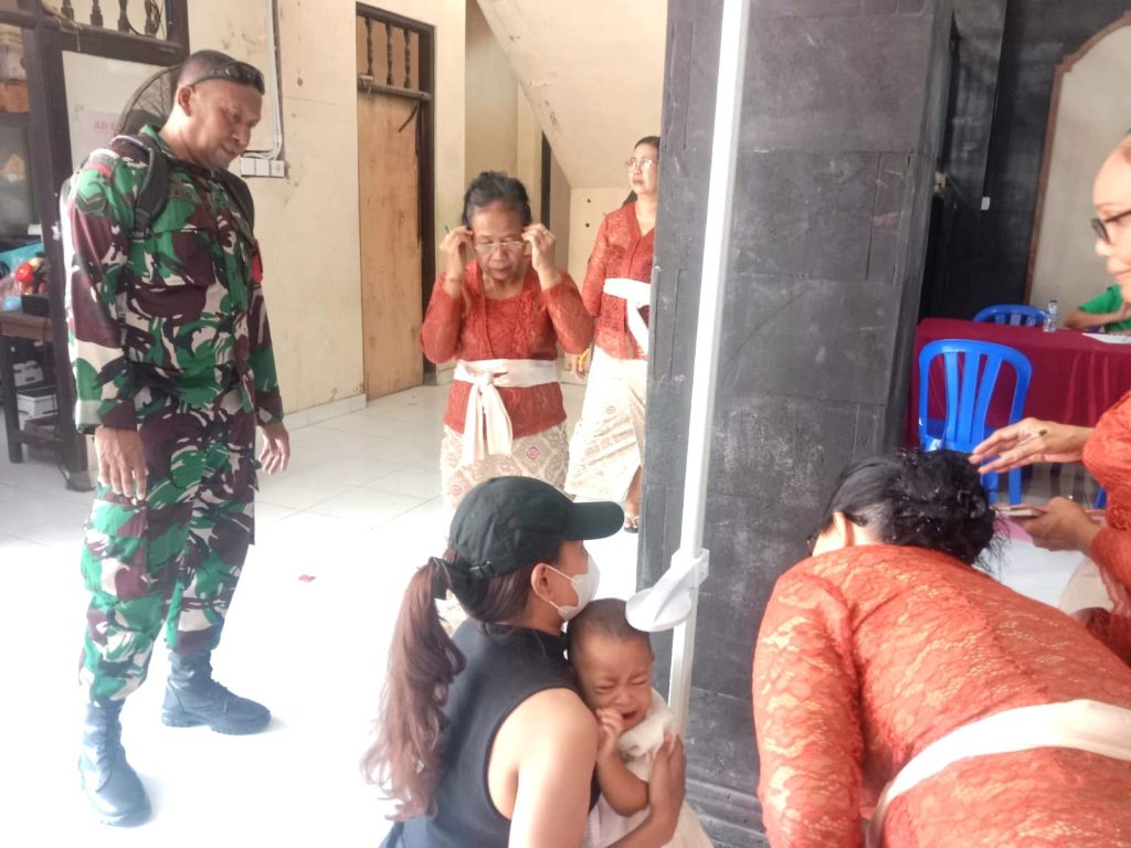 Wujud Kepedulian Kesehatan: Babinsa Hadir Pastikan Posyandu Dangin Puri Kaja Tertib & Tepat Sasaran
