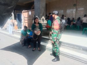 Wujud Kepedulian TNI, Sertu Rifaid Hadir Dukung Pelayanan Kesehatan Warga Dangin Puri Kaja