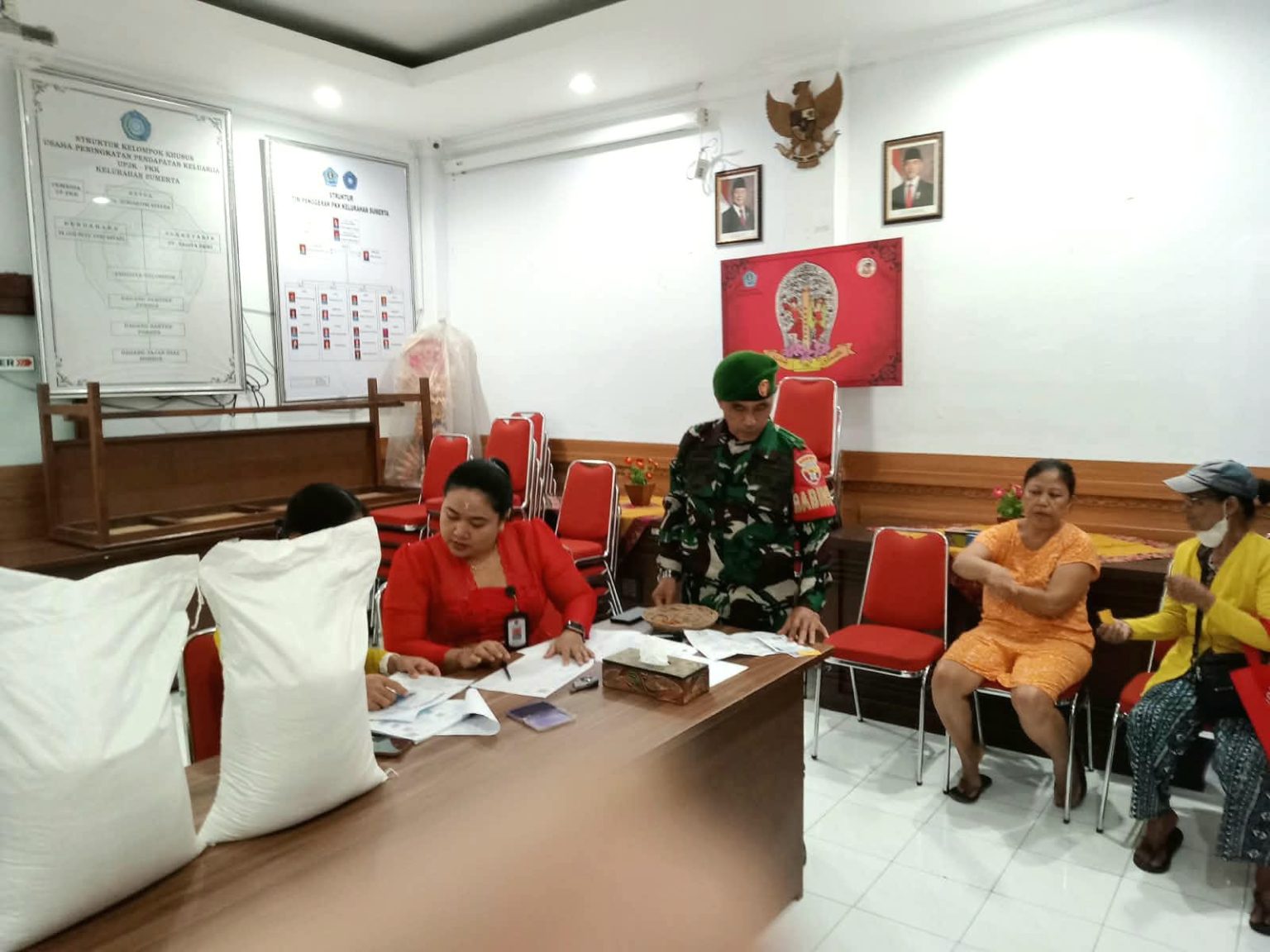 Distribusi 11 Ton Beras Bulog untuk Warga, Babinsa Sertu Ketut Lopi Pastikan Bantuan Tepat Sasaran