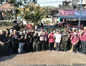 Babinsa Serangan Turut Aktif Kerja Bakti, Pererat Kebersamaan Warga, Tanamkan Peduli Lingkungan Berkelanjutan