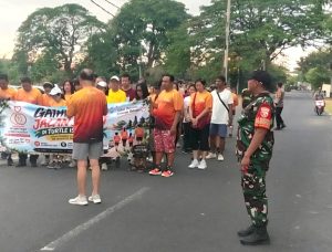 Babinsa Aktif Pantau Ratusan Peserta Padati Lapangan Pura Dalem Sakenan, Peringati Lustrum ke-7 ME