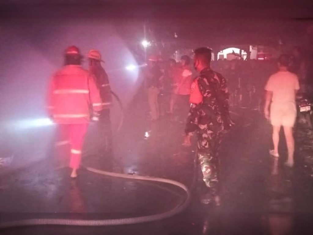 Babinsa Serangan Gerak Cepat Bantu Padamkan Kebakaran Tumpukan Sampah Bangunan di Tukad Penataran