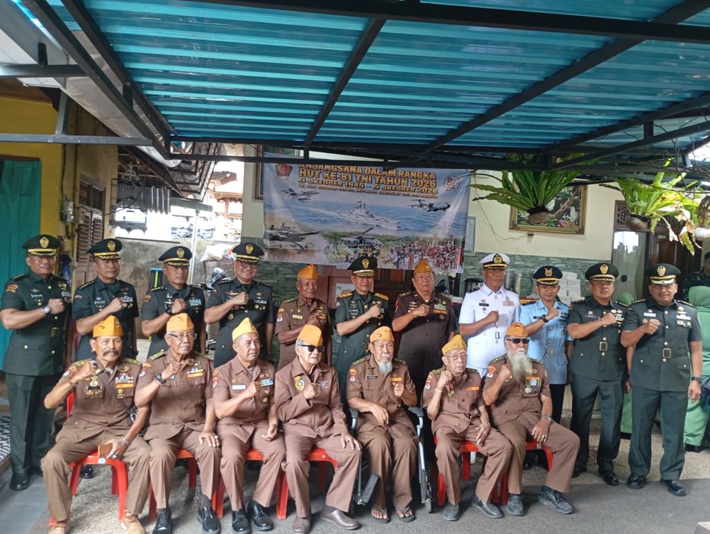 Kasdim 1611/Badung & Rombongan Kodam IX/Udy Anjangsana ke Rumah Veteran Pejuang NKRI, Peringati HUT TNI