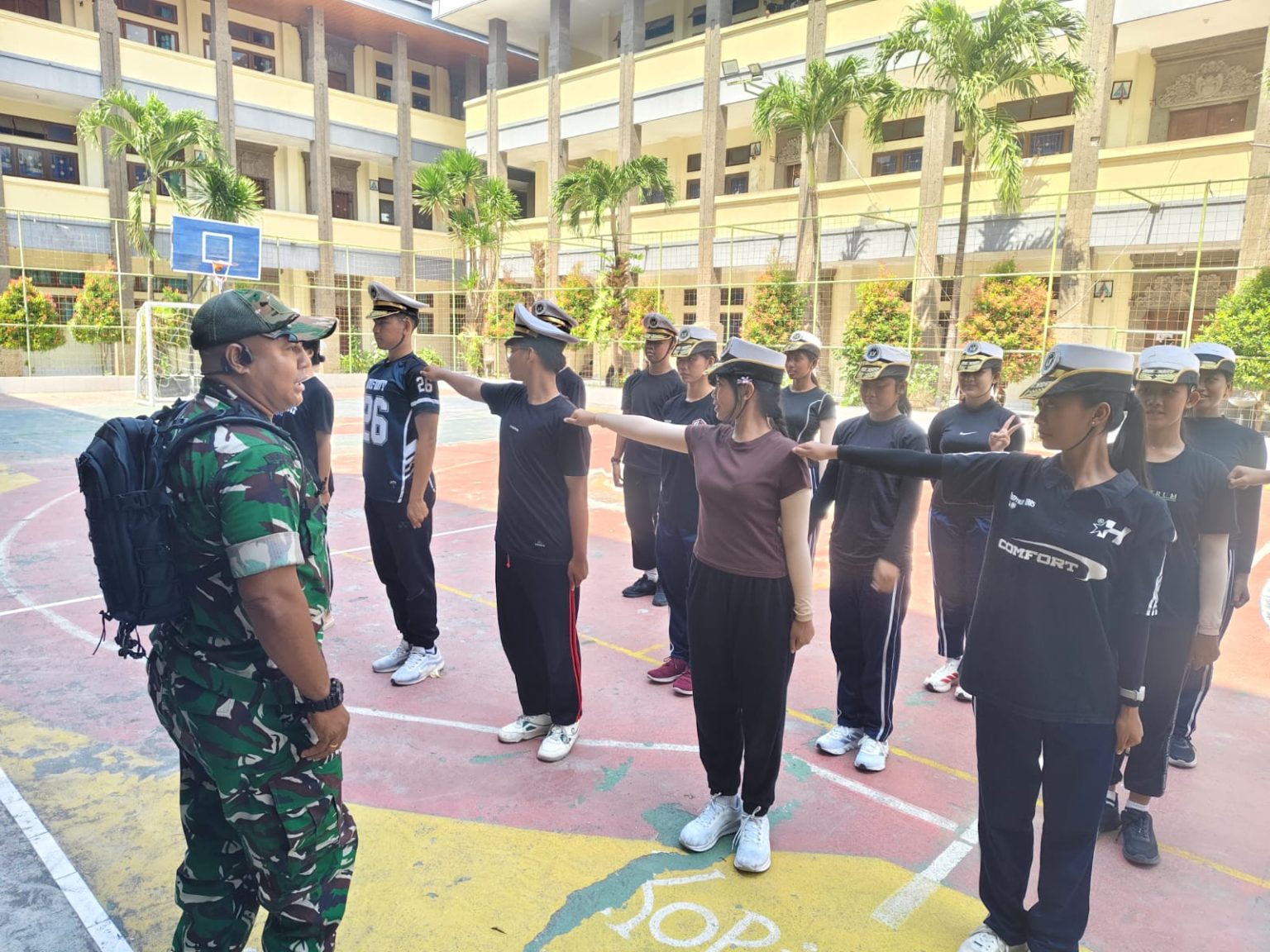 Babinsa Peltu Semuel Darkay Latih PBB Siswa SMAN 1 Kuta Jelang Lomba HUT TNI ke-81