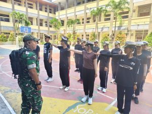 Babinsa Peltu Semuel Darkay Latih PBB Siswa SMAN 1 Kuta Jelang Lomba HUT TNI ke-81