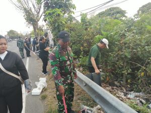 Semangat Gotong Royong: Babinsa Bersama Warga Tata dan Bersihkan Kawasan Timur Embung Sanur
