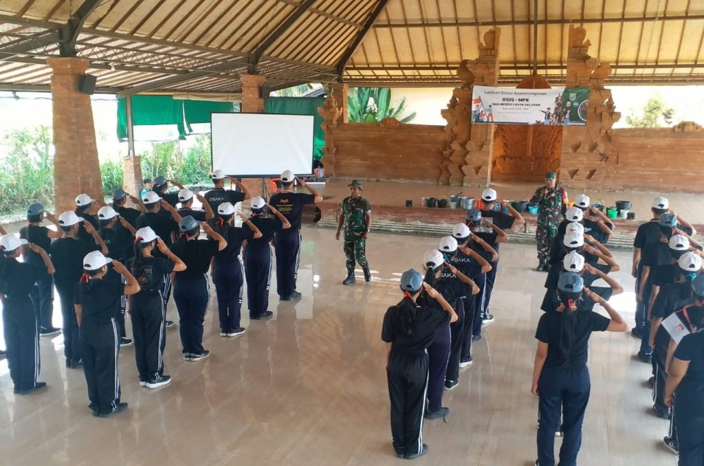 Bentuk Kepribadian Tangguh: Danramil Petang Dukung Pembinaan Karakter Calon OSIS SMAN 1 Kuta Melalui Materi PBB